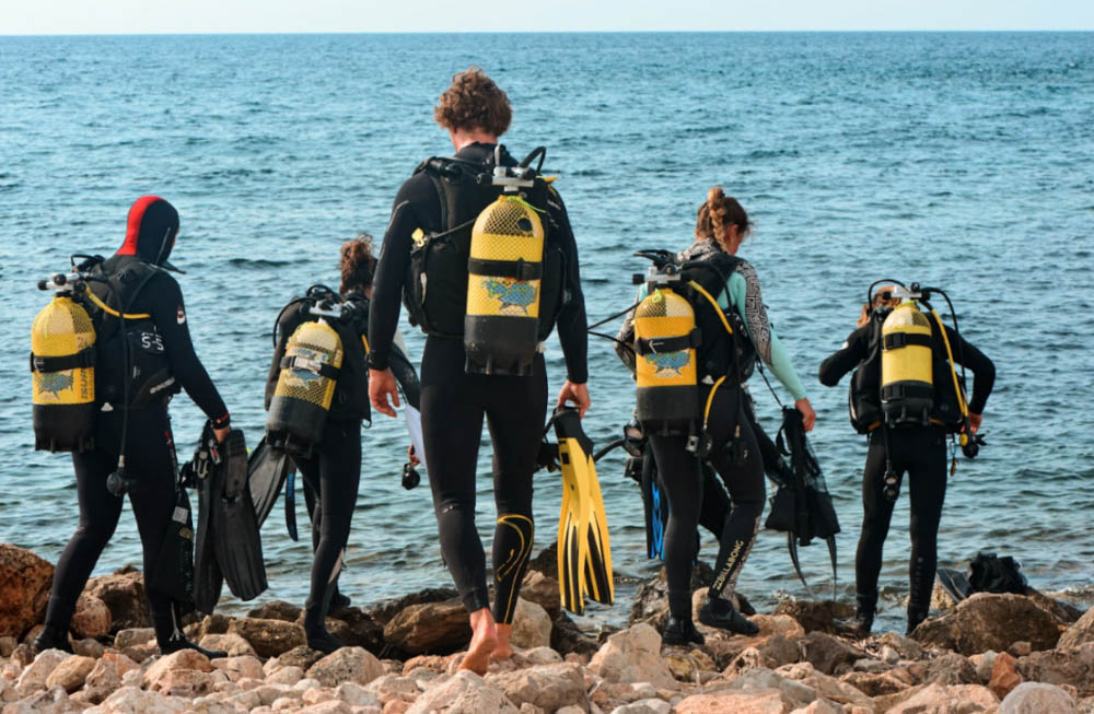 Puerto Portals se sumerge para limpiar el fondo del mar