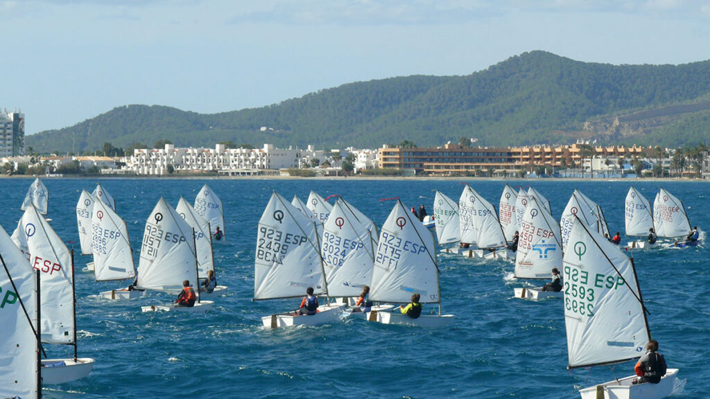 Trofeo Heladería Los Valencianos: los Optimist comienzan a competir en Ibiza