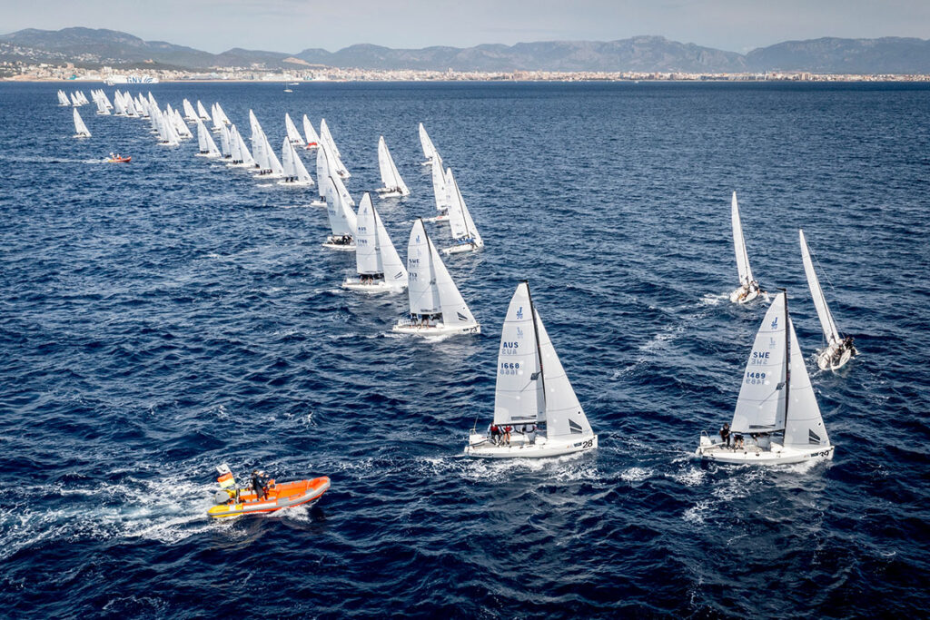 Primera batalla en el mundial de J/70 de Palma con cien barcos en liza