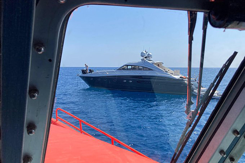 Un yate arrolla a una barca de pesca en Menorca