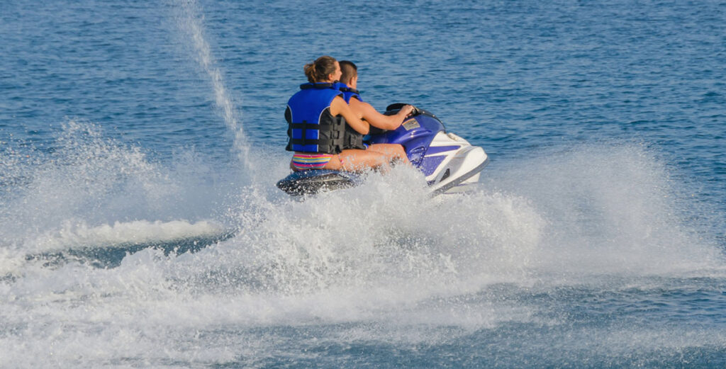 Las motos de agua tampoco podrán sobrepasar los 10 nudos cerca de la costa
