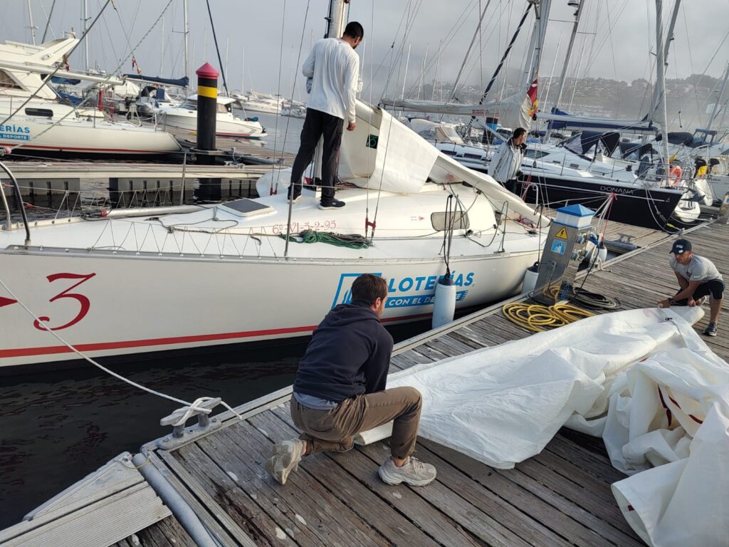 Las tripulaciones del Kresal y el Lampo Rosso calientan motores en Baiona