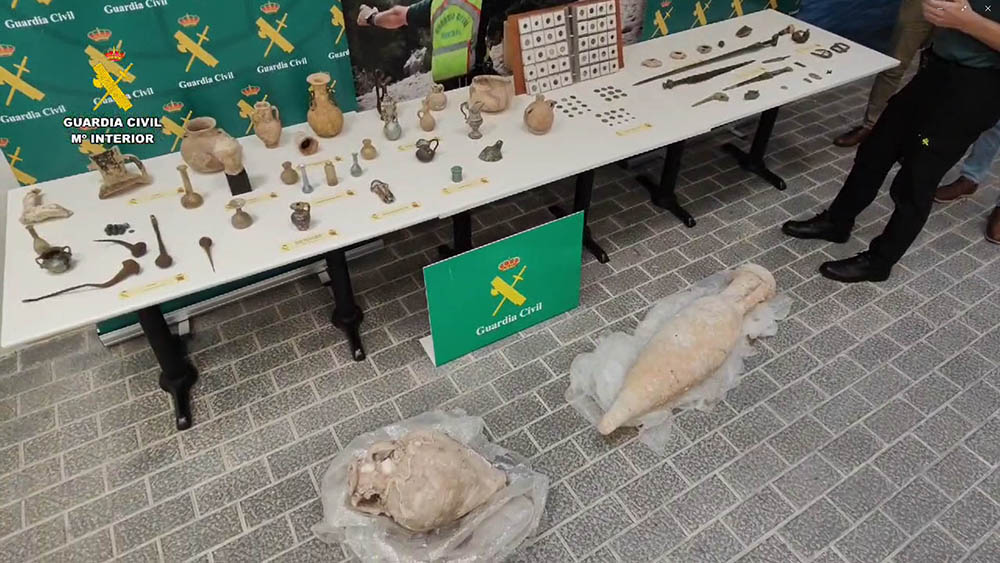 La Guardia Civil incauta piezas arqueológicas expoliadas de un pecio