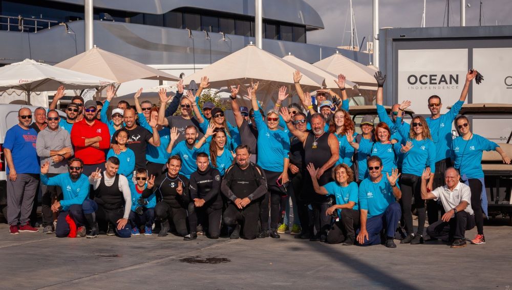 Más de cuarenta voluntarios participan en la quinta limpieza del fondo marino del Club de Mar-Mallorca