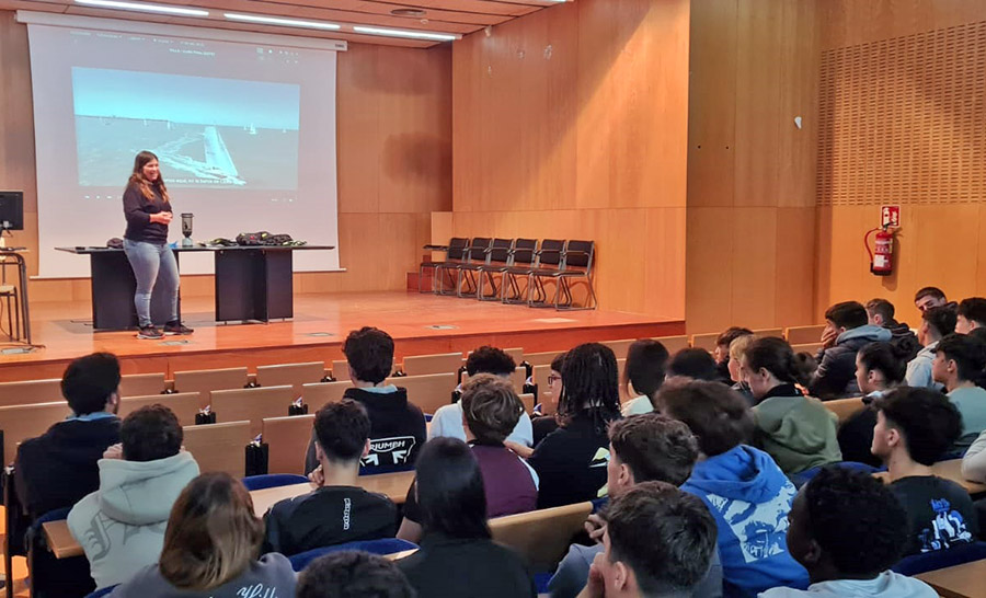Aina Bauzá narra sus aventuras a los alumnos del IES Bendinat