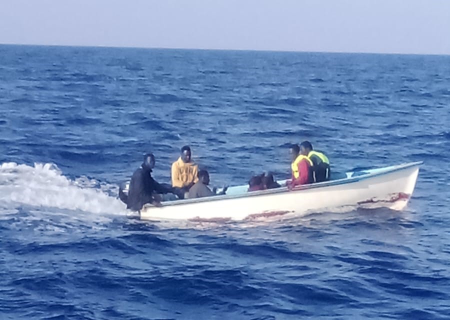 Un participante en la Melilla-Palma activa el rescate de una patera con siete personas