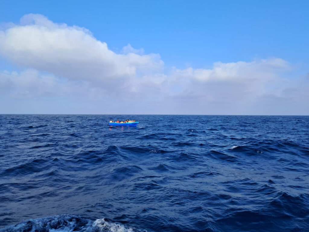 El barco de apoyo de la Palma-Melilla avista una segunda patera sobregargada y a la deriva