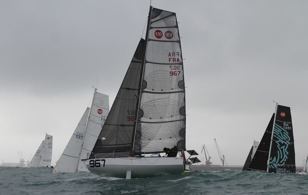 La Melilla-Palma zarpa con ‘maretón’ y viento de proa