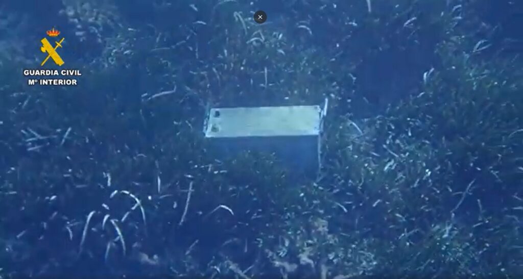 La Guardia Civil recupera seis baterías arrojadas al fondo marino en las costas de Ibiza