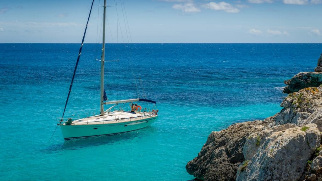 Marina Mercante pone coto al alquiler sin licencia y autoriza el chárter con barcos privados