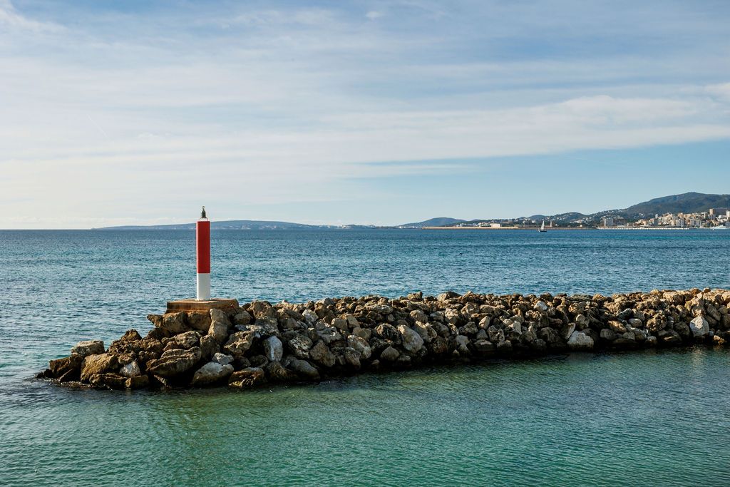 La APB refuerza los diques del Portixol y del Molinar