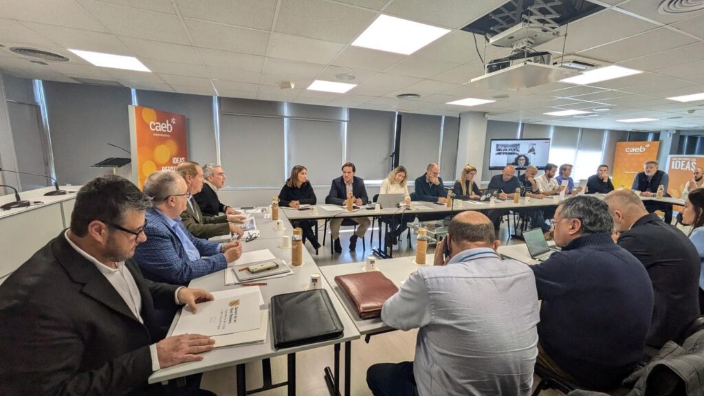 El Govern defiende ante los empresarios los concursos para los chárter en sus puertos