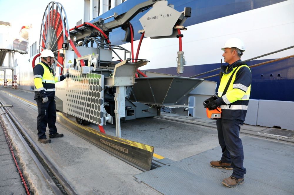 El puerto de Barcelona se suma a la electrificación de los ferrys