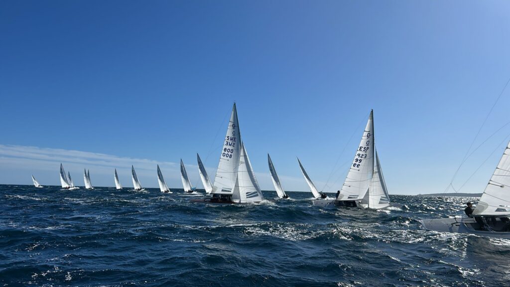 Yeahnah aprovecha la tregua del temporal para amarrar su liderato en la Copa del Mediterráneo