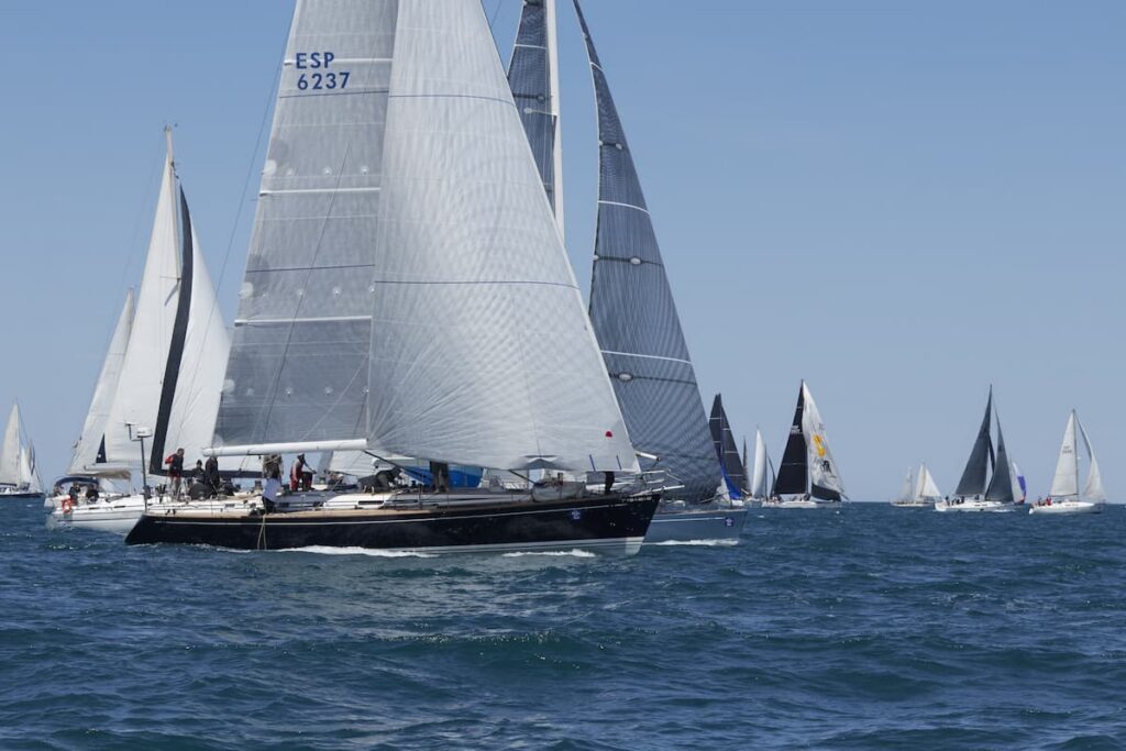 La flota de La Ruta de la Sal navega ya rumbo a Ibiza