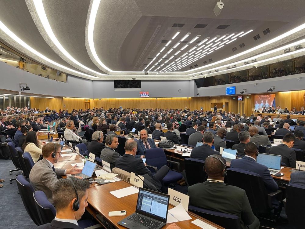 Transportes celebra el acuerdo para reducir las emisiones marítimas