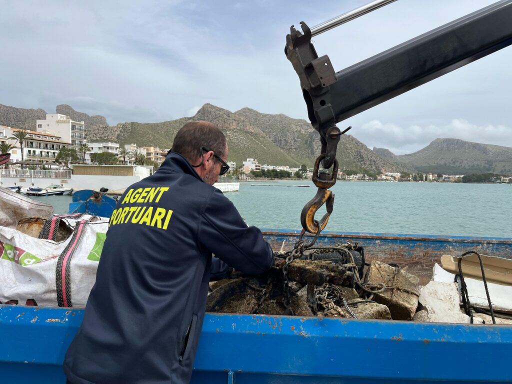 Retiran 30 metros cúbicos de residuos del fondo de la bahía de Pollença