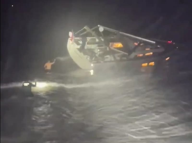 Rescate in extremis del capitán de un yate encallado en la costa de Ibiza