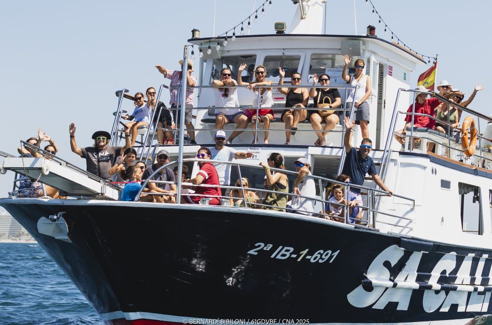 Los barcos de Sa Calma Boats permiten seguir de cerca la vela olímpica