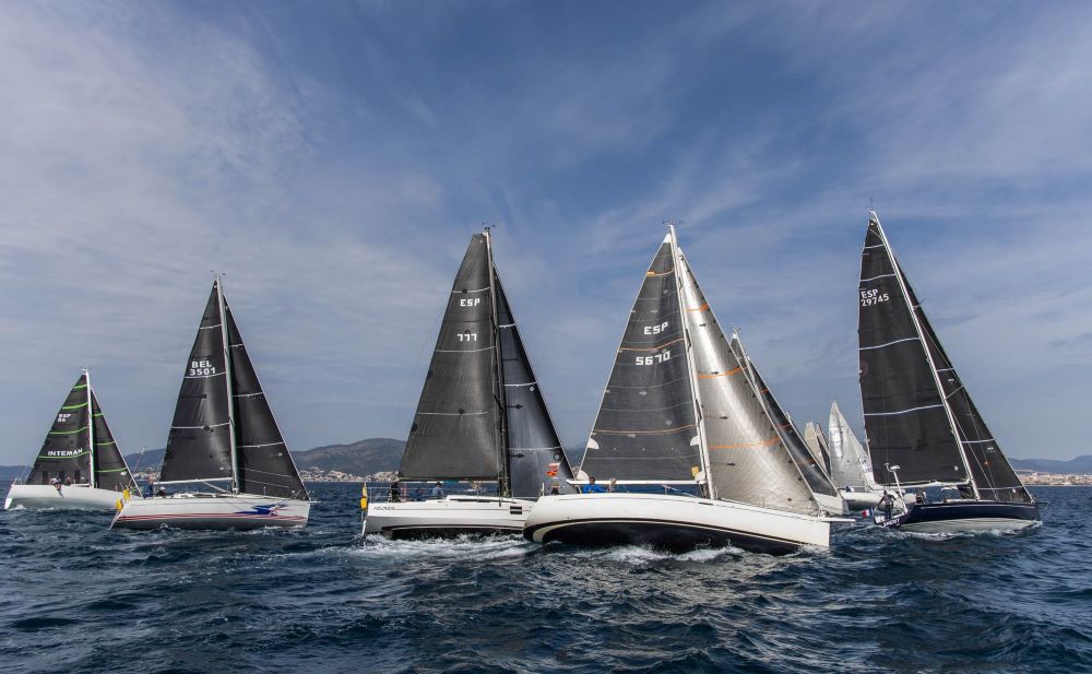 La flota de la XII Volta a Mallorca A3 zarpa con buen viento