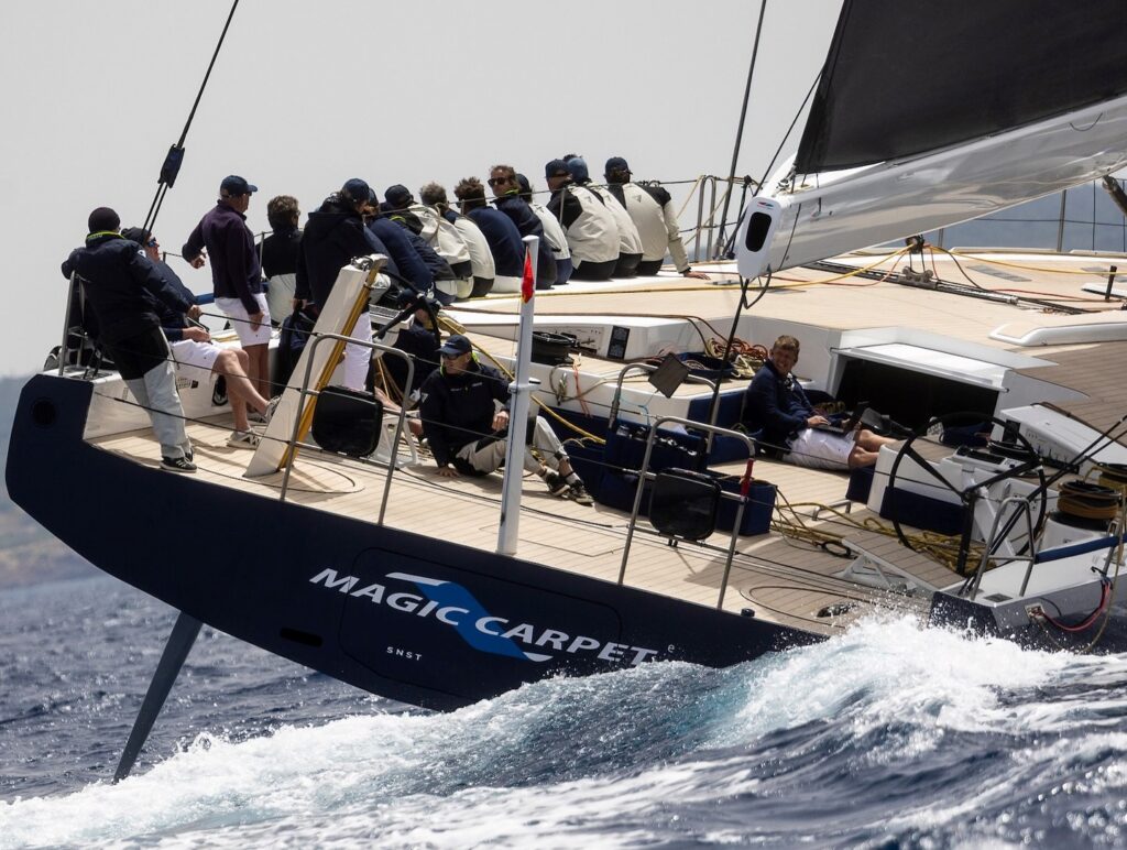 Los Maxis sueltan amarras en PalmaVela con dominio del Magic Carpet