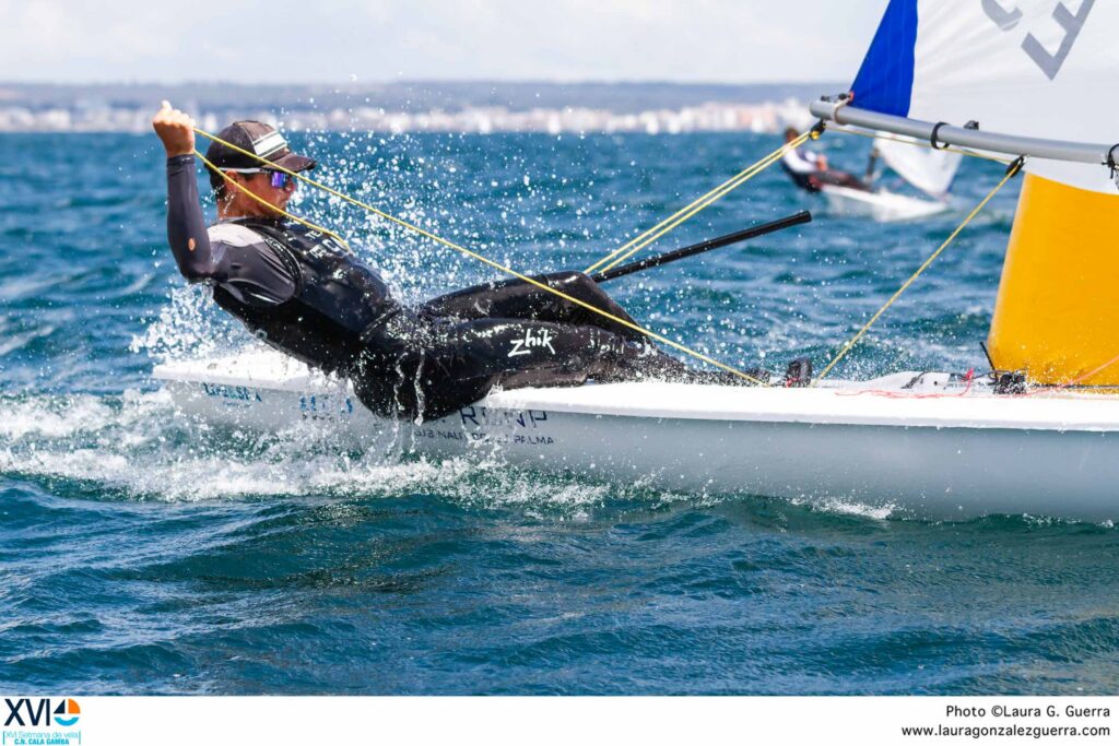 Aina Garau y Tim Lubat lideran el ILCA 6 en la Setmana de Vela
