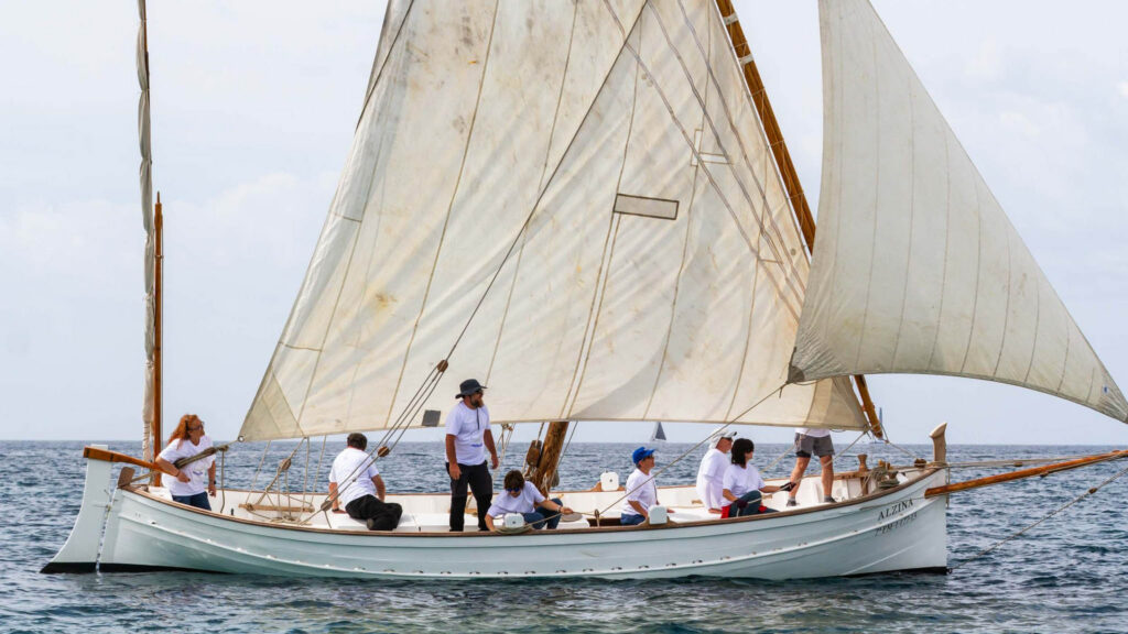 Slow sailing a bordo del Alzina y sus 80 años de historia