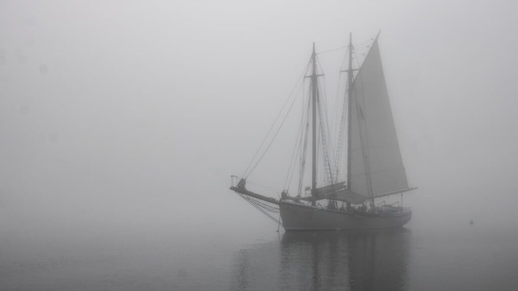 Navegar con niebla: riesgos, prevención y tecnología a bordo