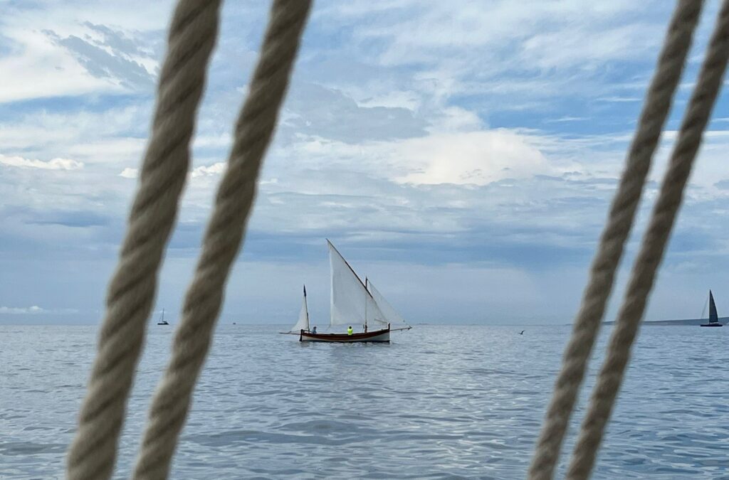 La vela tradicional y la de base se dan la mano en Cala Gamba