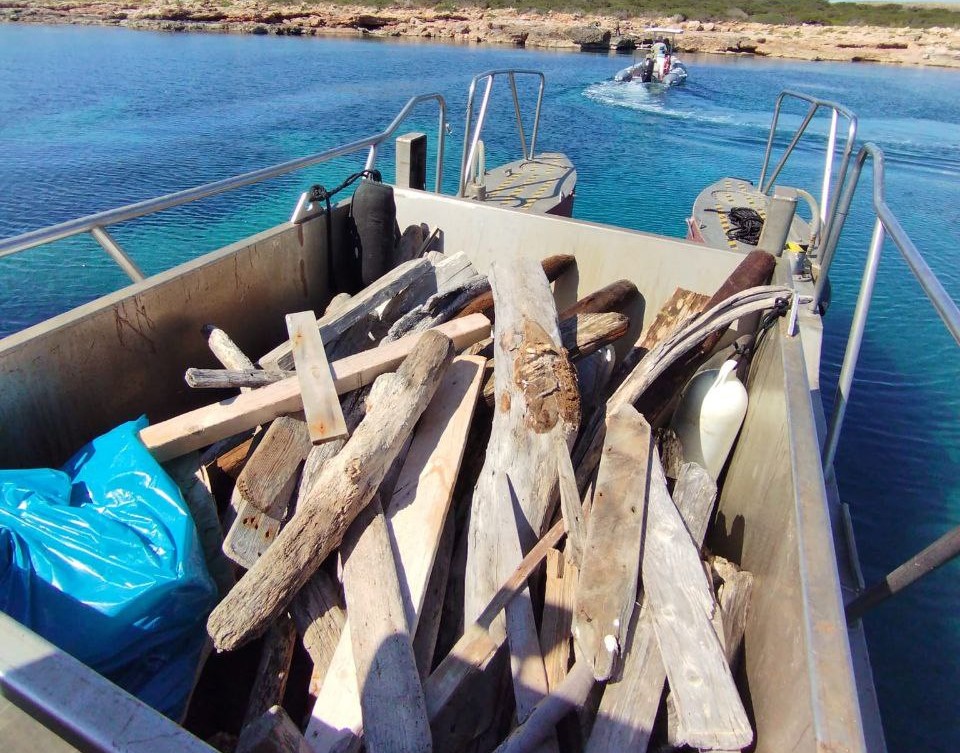 El servicio de limpieza del litoral recoge 7,8 toneladas en mayo