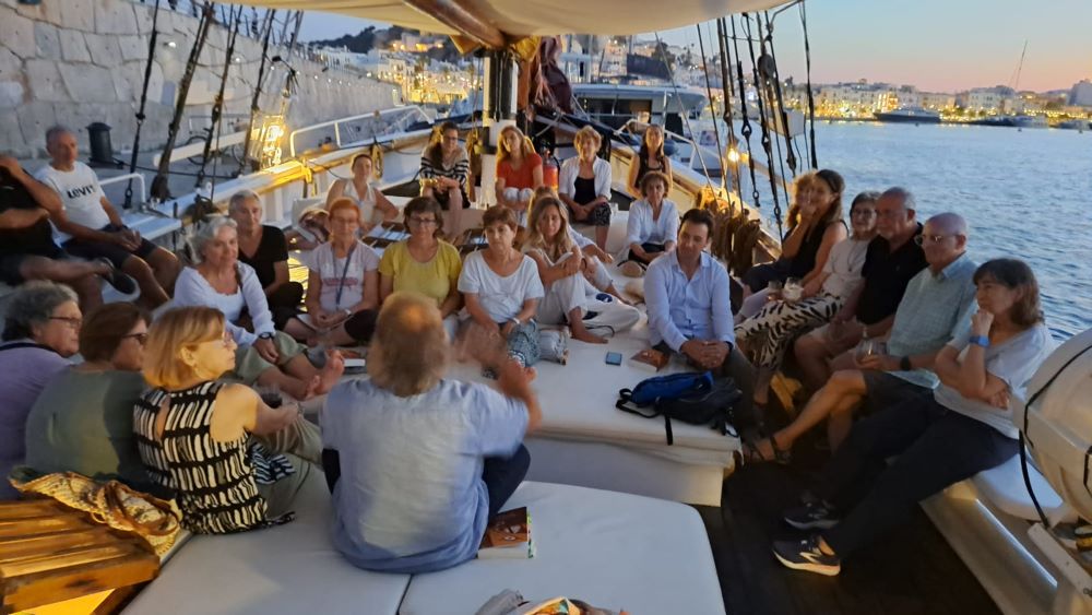 Tinta de mar, un club náutico de lectura a bordo de la goleta Saga