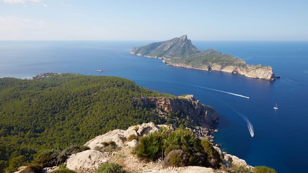 Buscan a una pareja desaparecida tras hallar su embarcación a la deriva cerca de Dragonera