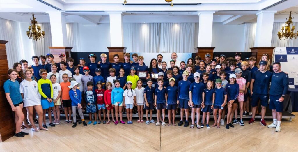 El RCNP homenajea a Palou y Osha por sus medallas en el Europeo de ILCA 4