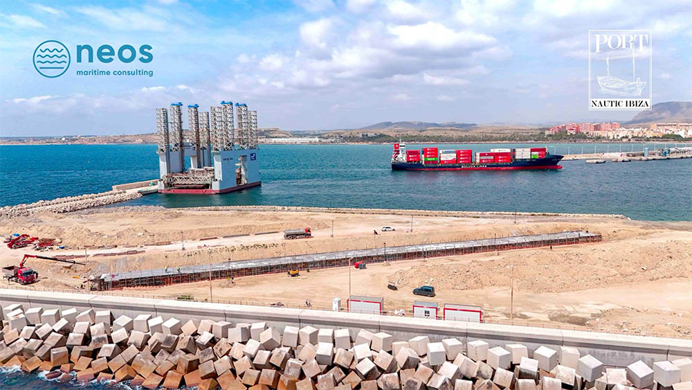 El nuevo dique flotante de Port Nàutic de Eivissa inicia su traslado desde Alicante