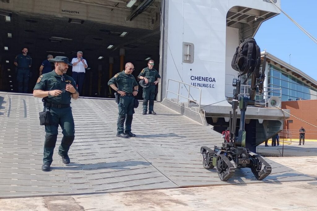 La Guardia Civil realiza un ejercicio para desactivar explosivos en un buque