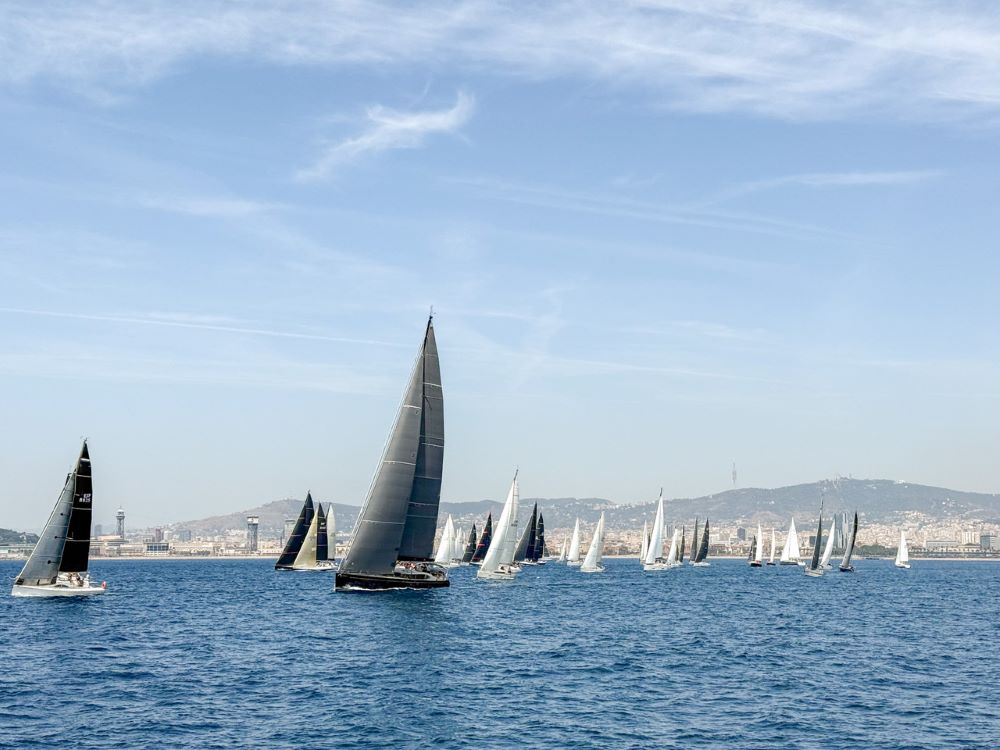 Medio centenar de barcos ponen rumbo a Mahón