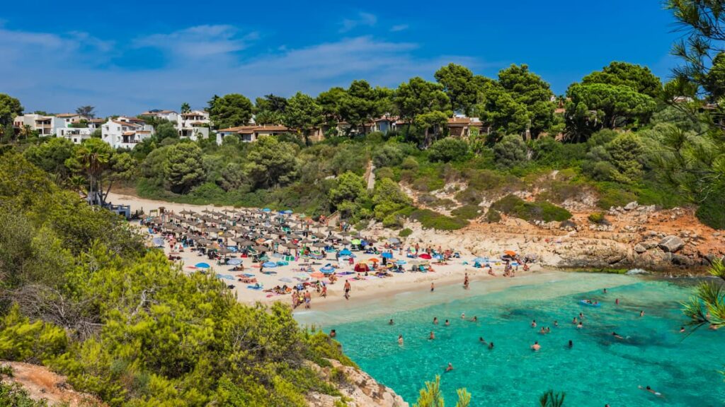 Un municipio de Mallorca cierra con balizas el acceso por mar a sus calas