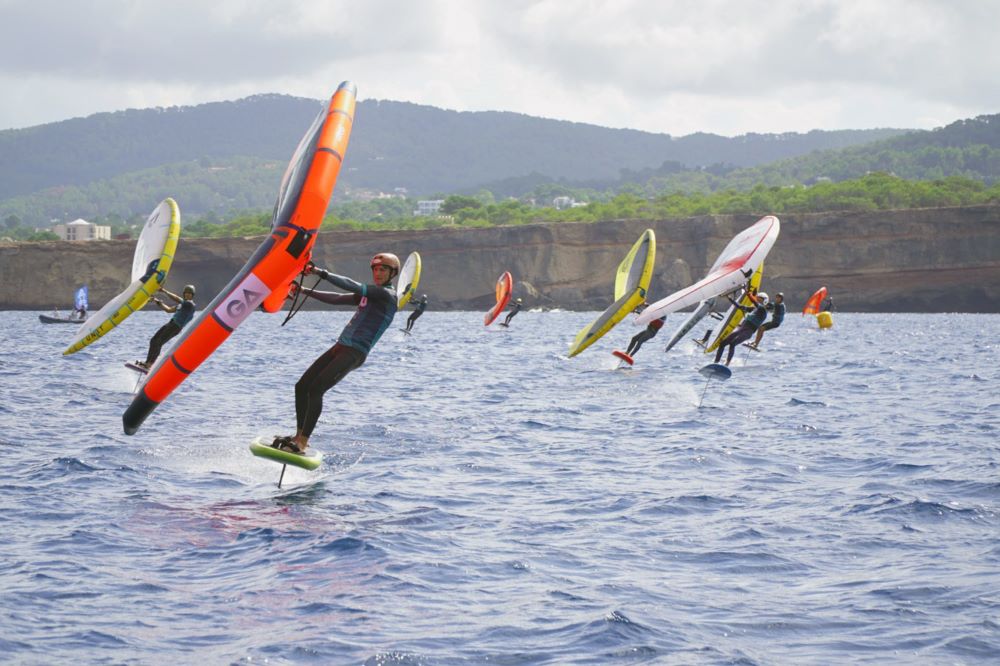 El CNSA lleva a los regatistas hasta el viento en el Ibiza Wingfoil Open