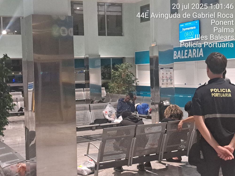 Los migrantes con destino a la Península pasarán la noche en el puerto de Palma