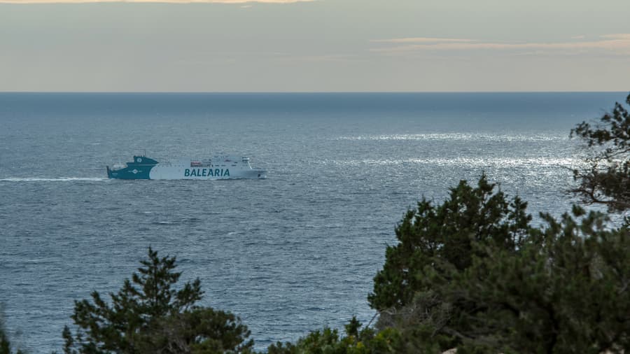 El Govern paga a Balearia 1,6 millones por el descuento de residente entre islas