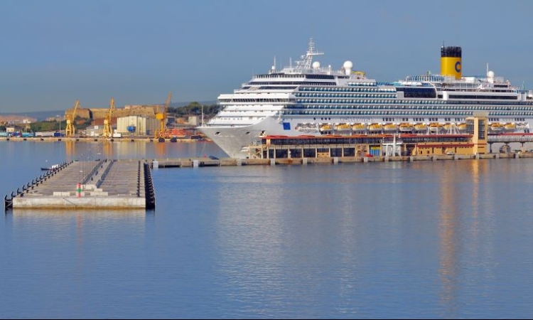 Palma: un puerto pequeño para barcos tan gigantescos