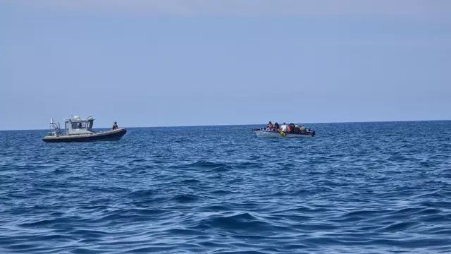La llegada masiva de pateras provoca tensiones entre Guardia Civil y Salvamento