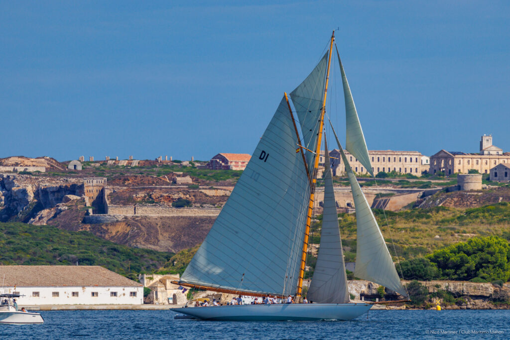 Las damas del mar cierran su desfile en Mahón