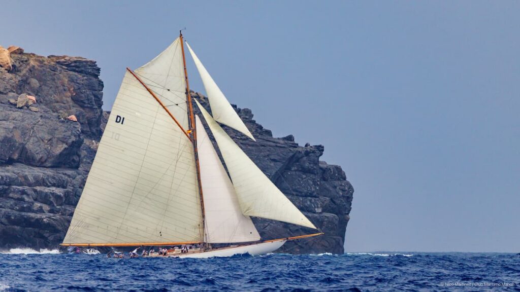 Mar cruzada y sin viento en el frustrado estreno de la Copa del Rey de Mahón