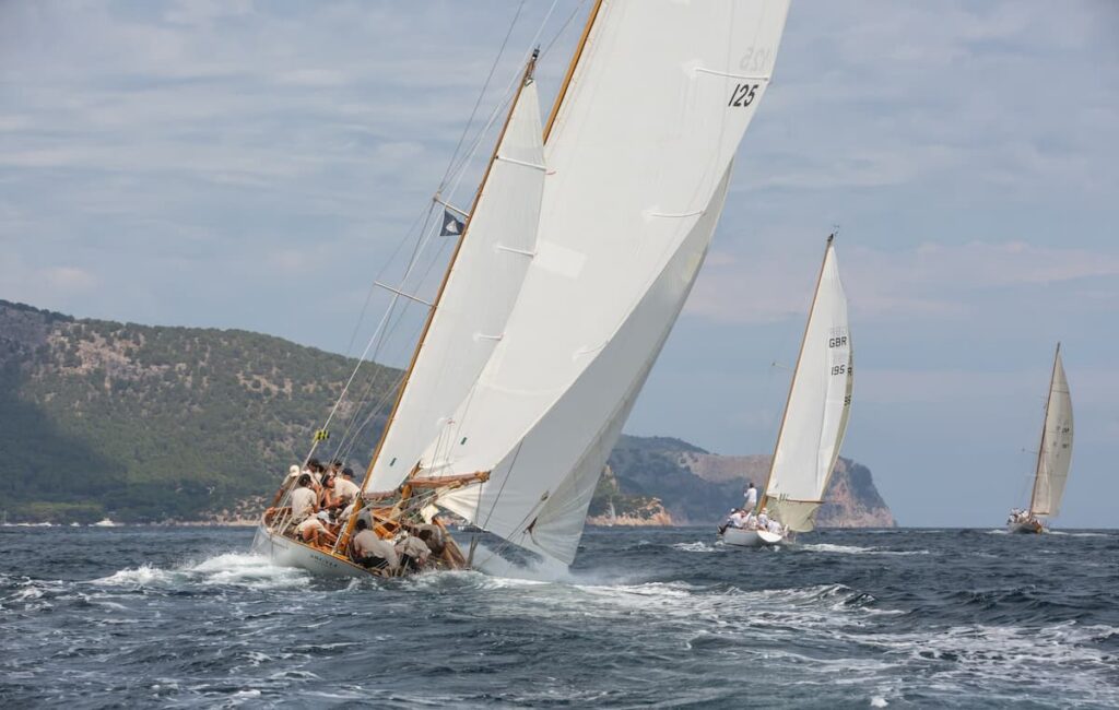 Buen viento para los Clásicos y los ORC en la primera jornada del Trofeo Cormorán