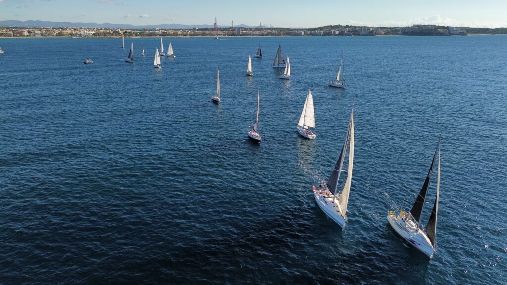 El viento de poniente impulsa a la flota en la salida de la Regata Rei en Jaume