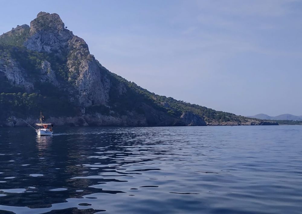 Sancionan a una barca profesional por pescar en la Reserva del Levante de Mallorca