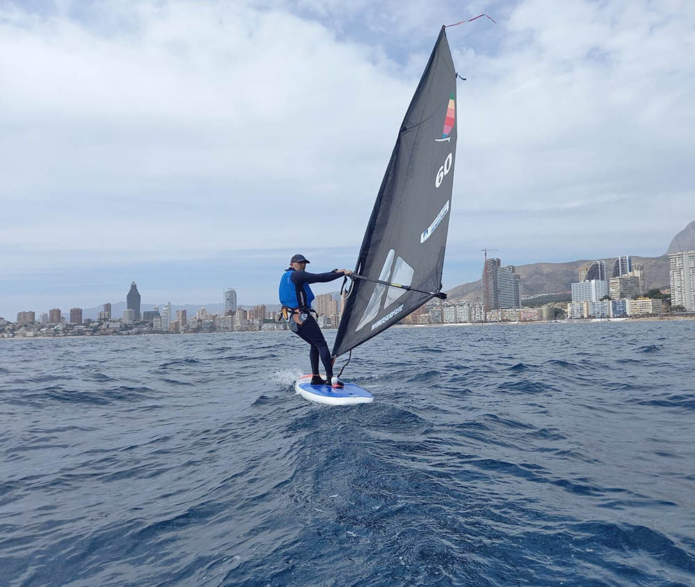 Una travesía de 16 horas en windsurf por una causa solidaria