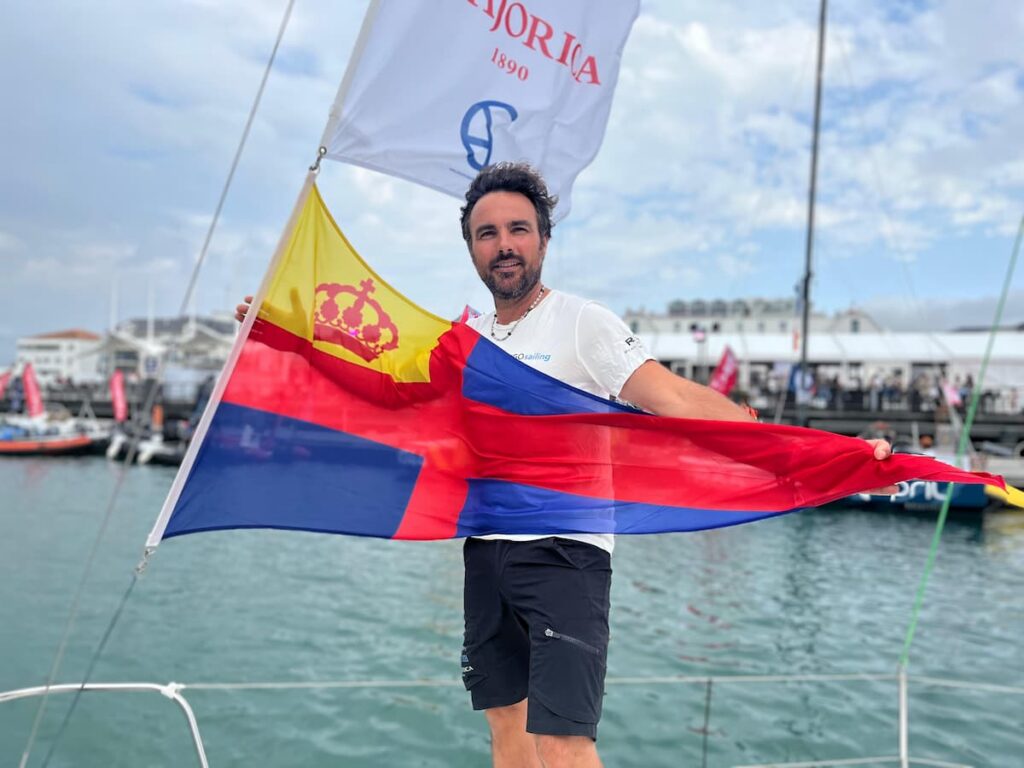 Hugo se envuelve en la bandera del RCNP antes de iniciar la Mini Transat: “Estoy aquí gracias a mi club”