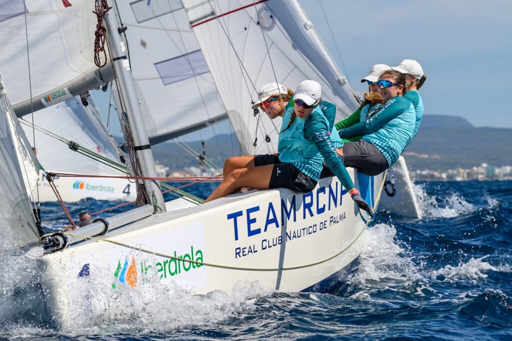 El equipo femenino del RCNP impone su ley en la Bahía de Palma